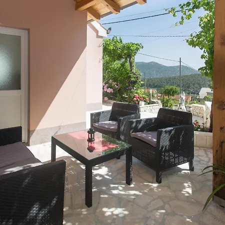 2 Bedroom Amazing In Casa de Férias